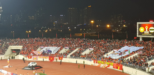 박항서 감독이 이끄는 베트남 축구 대표팀이 19일 베트남 하노이 미딘국립경기장에서 태국을 상대로  2022년 카타르 월드컵 아시아 2차예선 G조 5차전을 펼치자 베트남 축구 서포터스가 박 감독 초상화 옆에 한글로 '감사합니다'라고 적은 대형 걸개그림(왼쪽)을 펼쳐 보이고 있다.  오른쪽 걸개그림은 베트남 신화에 등장하는 영웅 '타인 종'을  묘사했다.   하노이=연합뉴스